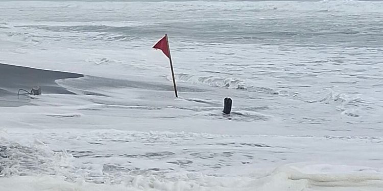 Cuerpos de emergencia realizan búsqueda de 2 personas desaparecidas en aguas marinas de Pascuales