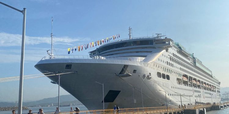 Crucero ‘Pacific World’ arriba a Manzanillo como único puerto mexicano en su travesía