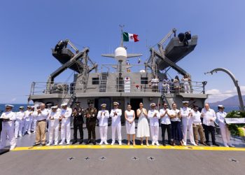 La gobernadora de Colima, Indira Vizcaíno Silva, presidió la ceremonia del Día de la Marina celebrada este lunes en la plaza Benito Juárez de Manzanillo.