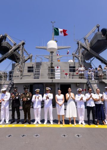 La gobernadora de Colima, Indira Vizcaíno Silva, presidió la ceremonia del Día de la Marina celebrada este lunes en la plaza Benito Juárez de Manzanillo.