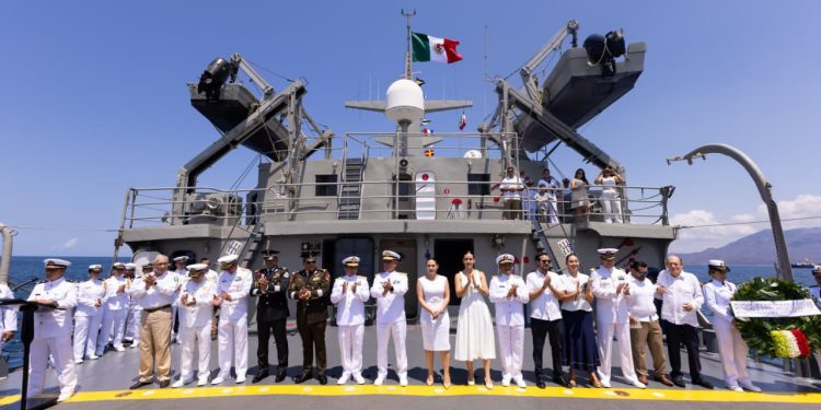 La gobernadora de Colima, Indira Vizcaíno Silva, presidió la ceremonia del Día de la Marina celebrada este lunes en la plaza Benito Juárez de Manzanillo.