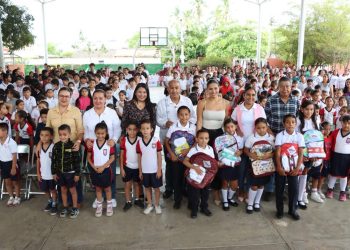 ¡Entrega de #ColiBecas: Mochilas, Útiles y Uniformes llega a Villa de Álvarez!