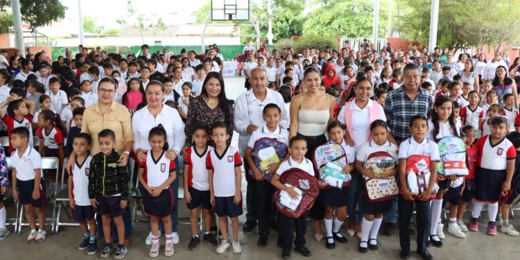 ¡Entrega de #ColiBecas: Mochilas, Útiles y Uniformes llega a Villa de Álvarez!