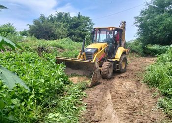 Manzanillo cumple: arrancan trabajos para mejorar caminos y prevenir afectaciones por lluvias