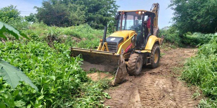 Manzanillo cumple: arrancan trabajos para mejorar caminos y prevenir afectaciones por lluvias