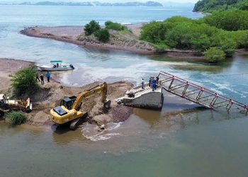 Ayuntamiento de Manzanillo y Gobierno del Estado realizan trabajos iniciales para recuperación del puente La Boquita