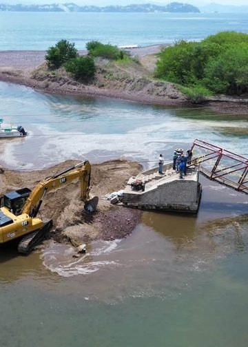 Ayuntamiento de Manzanillo y Gobierno del Estado realizan trabajos iniciales para recuperación del puente La Boquita
