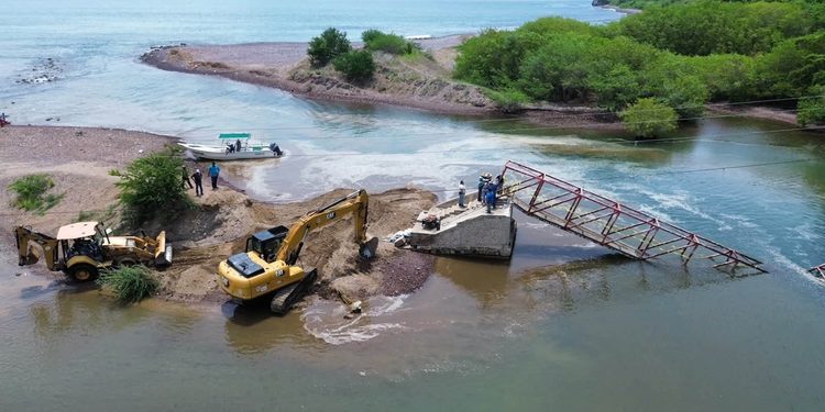 Ayuntamiento de Manzanillo y Gobierno del Estado realizan trabajos iniciales para recuperación del puente La Boquita