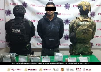 Corporaciones de seguridad en Colima detienen a un sujeto con un arma de fuego y droga sintética