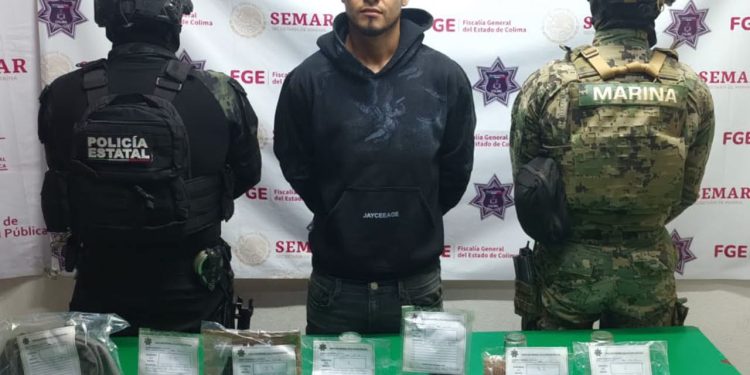 Corporaciones de seguridad en Colima detienen a un sujeto con un arma de fuego y droga sintética