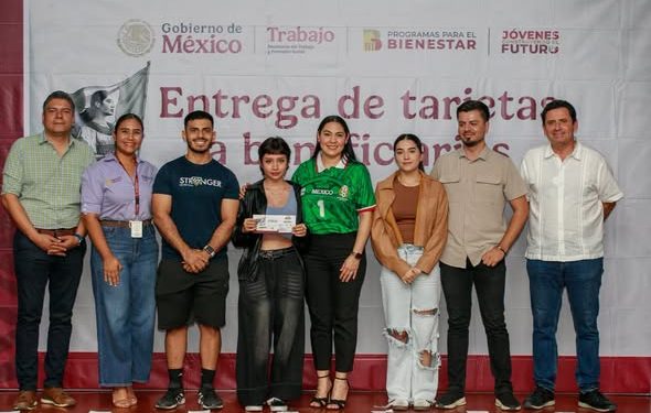 INDIRA PARTICIPA EN LA ENTREGA DE TARJETAS PARA LOS JOVENES CONSTRUYENDO EL FUTURO
