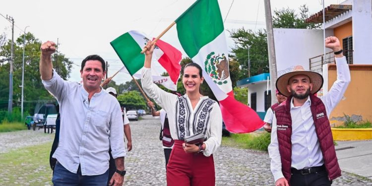 Rosi Bayardo lleva el mensaje en defensa de la Transformación a colonias del oriente de Colima capital