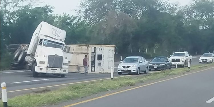 Alerta UEPC Colima sobre accidente en autopista Colima-Guadalajara; vialidad parcialmente obstruida en Cuauhtémoc