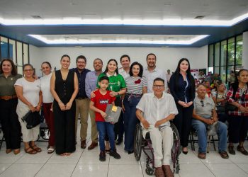 La gobernadora Indira Vizcaíno Silva entregó más de 300 aparatos auditivos gratuitos a personas de todo el estado, como parte del trabajo coordinado entre la Beneficencia Pública Colima y federal para mejorar la salud y calidad de vida de las y los colimenses.