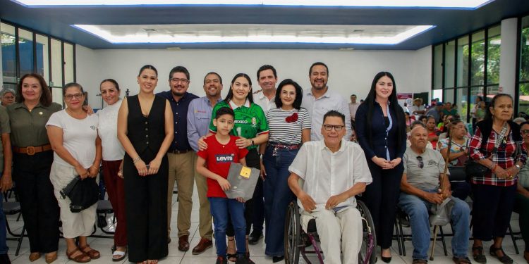 La gobernadora Indira Vizcaíno Silva entregó más de 300 aparatos auditivos gratuitos a personas de todo el estado, como parte del trabajo coordinado entre la Beneficencia Pública Colima y federal para mejorar la salud y calidad de vida de las y los colimenses.