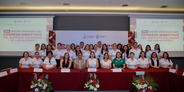 En la primera sesión ordinaria del Consejo Directivo y el Primer Informe de Actividades del Instituto Colimense de las Mujeres (ICM), la gobernadora Indira Vizcaíno Silva entregó el nombramiento como directora general a Érika Judith Torres Guzmán.