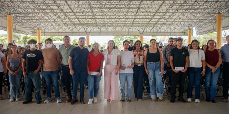 Gobernadora acompañó la entrega de 186 tarjetas de JCF para jóvenes villalvarenses