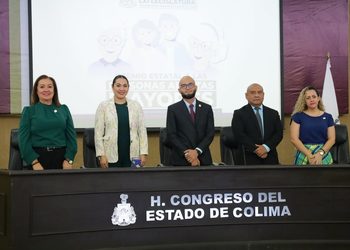 La gobernadora Indira Vizcaíno llega al Congreso de Colima para sesión solemne