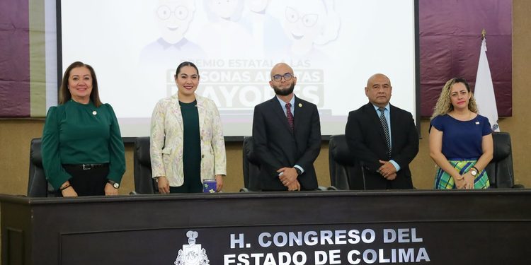 La gobernadora Indira Vizcaíno llega al Congreso de Colima para sesión solemne