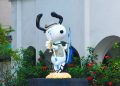 Turistas reciben a la emblemática estatua de Snoopy, completamente rehabilitada.