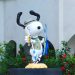Turistas reciben a la emblemática estatua de Snoopy, completamente rehabilitada.