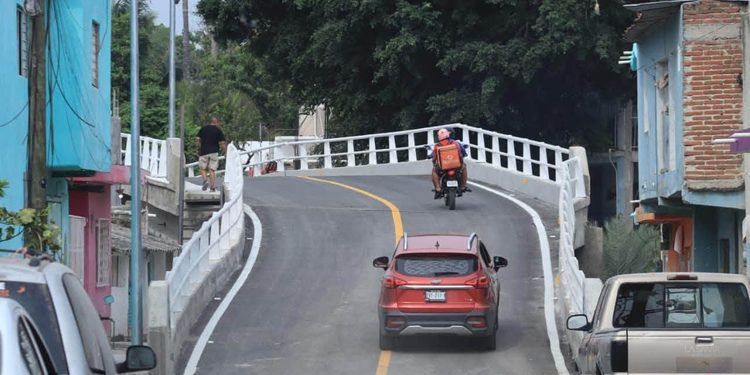 H. ayuntamiento de manzanillo, Las familias de Santiago le dan la bienvenida al Puente de Santiago