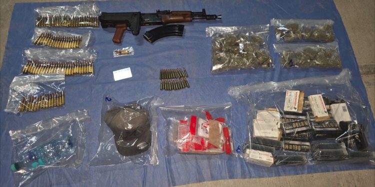 Trabajos de inteligencia permiten asegurar arma larga, droga y 2 vehículos en el municipio de Colima