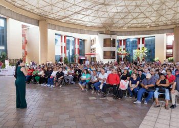 La gobernadora Indira Vizcaíno Silva acompañó esta mañana la entrega de más de 400 nuevas tarjetas de los Programas para el Bienestar a personas de Colima y Cuauhtémoc, apoyos que reconocen años de esfuerzo y fortalecen la justicia social.