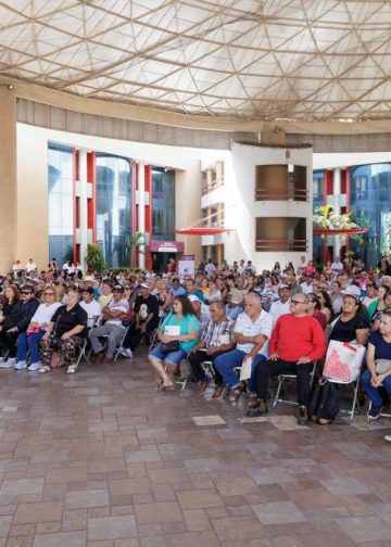 La gobernadora Indira Vizcaíno Silva acompañó esta mañana la entrega de más de 400 nuevas tarjetas de los Programas para el Bienestar a personas de Colima y Cuauhtémoc, apoyos que reconocen años de esfuerzo y fortalecen la justicia social.
