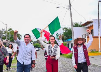 Rosi Bayardo suma cinco semanas recorriendo Colima en defensa de la transformación y la soberanía