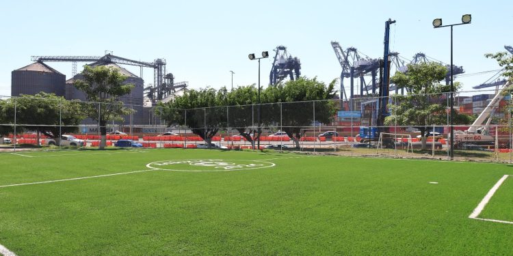 Ayuntamiento de Manzanillo avanza en la construcción de tres canchas de futbol 5