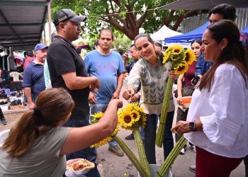 Rosi Bayardo recorre “La Pulga” de Colima; platica con comerciantes sobre avances de la Transformación
