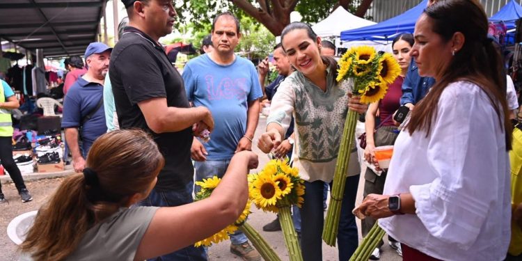 Rosi Bayardo recorre “La Pulga” de Colima; platica con comerciantes sobre avances de la Transformación