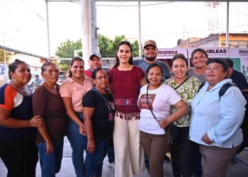Rosi Bayardo encabeza asamblea en defensa de la soberanía junto a familias de Tecomán