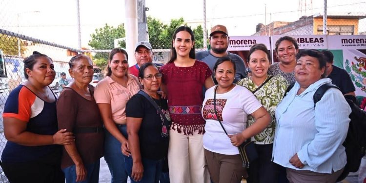 Rosi Bayardo encabeza asamblea en defensa de la soberanía junto a familias de Tecomán