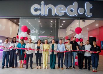Durante la inauguración de Cinedot en Plaza Sendera, la gobernadora Indira Vizcaíno Silva destacó que la llegada de esta empresa forma parte de una etapa de crecimiento que ha permitido a Colima atraer nuevas inversiones en distintos sectores.