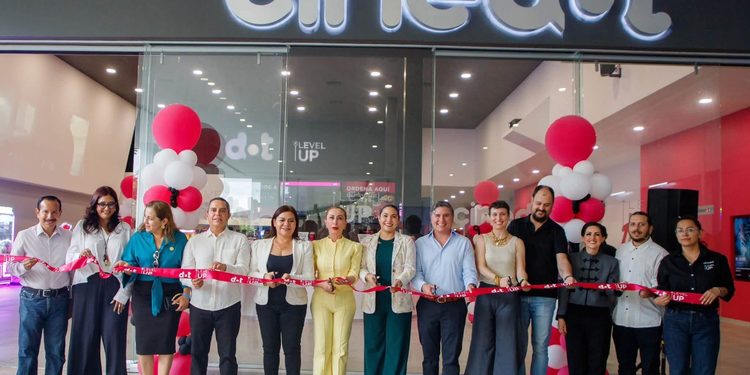 Durante la inauguración de Cinedot en Plaza Sendera, la gobernadora Indira Vizcaíno Silva destacó que la llegada de esta empresa forma parte de una etapa de crecimiento que ha permitido a Colima atraer nuevas inversiones en distintos sectores.