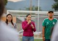 La tarde de este martes, la gobernadora Indira Vizcaíno Silva entregó una más de las #ObrasQueTransforman: una cancha de futbol 5 en la colonia Valle de las Huertas, en Coquimatlán.