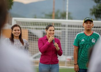 La tarde de este martes, la gobernadora Indira Vizcaíno Silva entregó una más de las #ObrasQueTransforman: una cancha de futbol 5 en la colonia Valle de las Huertas, en Coquimatlán.