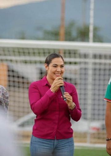 La tarde de este martes, la gobernadora Indira Vizcaíno Silva entregó una más de las #ObrasQueTransforman: una cancha de futbol 5 en la colonia Valle de las Huertas, en Coquimatlán.