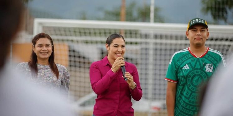 La tarde de este martes, la gobernadora Indira Vizcaíno Silva entregó una más de las #ObrasQueTransforman: una cancha de futbol 5 en la colonia Valle de las Huertas, en Coquimatlán.