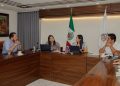 La gobernadora de Colima, Indira Vizcaíno Silva, sostuvo una reunión con integrantes de Pinfra México para dar seguimiento a los avances de la modernización de la autopista Colima-Manzanillo.