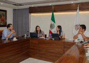 La gobernadora de Colima, Indira Vizcaíno Silva, sostuvo una reunión con integrantes de Pinfra México para dar seguimiento a los avances de la modernización de la autopista Colima-Manzanillo.