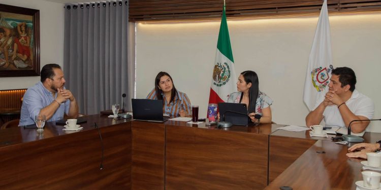La gobernadora de Colima, Indira Vizcaíno Silva, sostuvo una reunión con integrantes de Pinfra México para dar seguimiento a los avances de la modernización de la autopista Colima-Manzanillo.