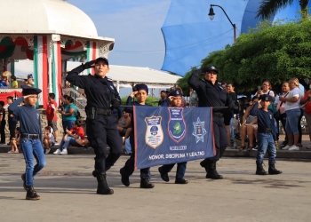H. ayuntamiento de manzanillo, Las calles de nuestro Centro Histórico recibieron el tradicional Desfile Cívico-Militar.