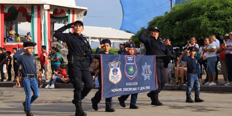 H. ayuntamiento de manzanillo, Las calles de nuestro Centro Histórico recibieron el tradicional Desfile Cívico-Militar.