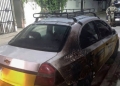 ¡LANZAN BOMBA MOLOTOV CONTRA TAXI EN SANTIAGO!: La unidad sufrió daños materiales