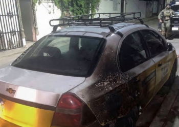 ¡LANZAN BOMBA MOLOTOV CONTRA TAXI EN SANTIAGO!: La unidad sufrió daños materiales