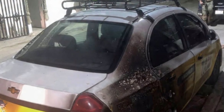 ¡LANZAN BOMBA MOLOTOV CONTRA TAXI EN SANTIAGO!: La unidad sufrió daños materiales