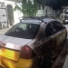 ¡LANZAN BOMBA MOLOTOV CONTRA TAXI EN SANTIAGO!: La unidad sufrió daños materiales